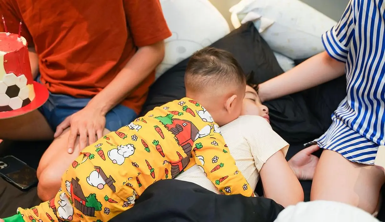 Rafathar tampak masih tertidur pulas, sedangkan Cipung naik ke ranjang dan mencium kakaknya agar bangun. [Instagram/raffinagita1717]