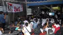 Para Slankers kompak duduk bersila di atas terpal yang disediakan panitia di markas Slank, Jakarta, Kamis (26/6/14). (Liputan6.com/Miftahul Hayat)