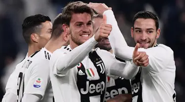 Bek Juventus, Daniele Rugani berselebrasi dengan Mattia De Scigliodan rekan setimnya  setelah mencetak gol ke gawang Chievo pada laga pekan ke-20 Serie A di Allianz Stadium, Senin (21/1). Juventus menang 3-0 saat menjamu  Chievo. (Marco BERTORELLO/AFP)