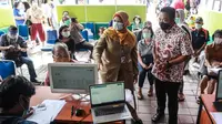 Wakil Ketua Komisi IX DPR, Charles Honoris memantau proses vaksinasi Covid-19 di RSUD Kembangan. (foto: Istimewa)