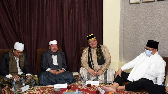 Menteri Koordinator Bidang Perekonomian Airlangga Hartarto menyampaikan sambutan dalam Haul Almarhumin Sesepuh dan Warga Pondok Buntet Pesantren 2022 di Cirebon, Jawa Barat, Sabtu (6/8/2022).