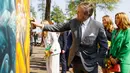 <p>Raja Belanda Willem-Alexander (kiri) menyemprotkan cat pada mural yang diapit oleh Putri Ariane (kedua dari kanan) dan Putri Alexia (kanan) saat perayaan Hari Raja di Maastricht, Belanda, Rabu (27/4/2022). Setelah dua tahun hening karena pandemi COVID-19, Belanda kembali merayakan Hari Raja seperti biasa. (Remko de Waal/ANP/AFP)</p>