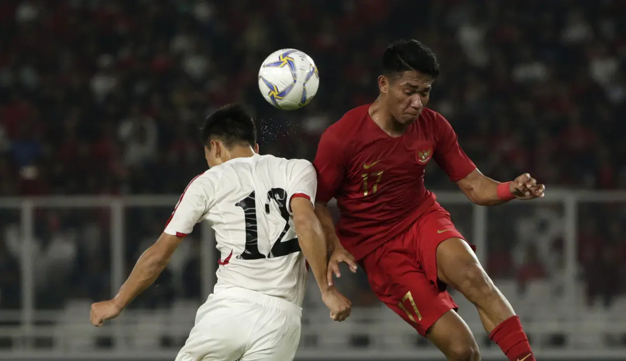 Striker Timnas Indonesia U-19, Serdy Ephy, berebut bola atas dengan pemain Timnas Korea Utara pada laga Kualifikasi AFC U-19 2020 di Stadion GBK, Jakarta, Minggu (10/11). Indonesia U-19 berhasil menahan imbang 1-1 DPR Korea. (Bola.com/Yoppy Renato)