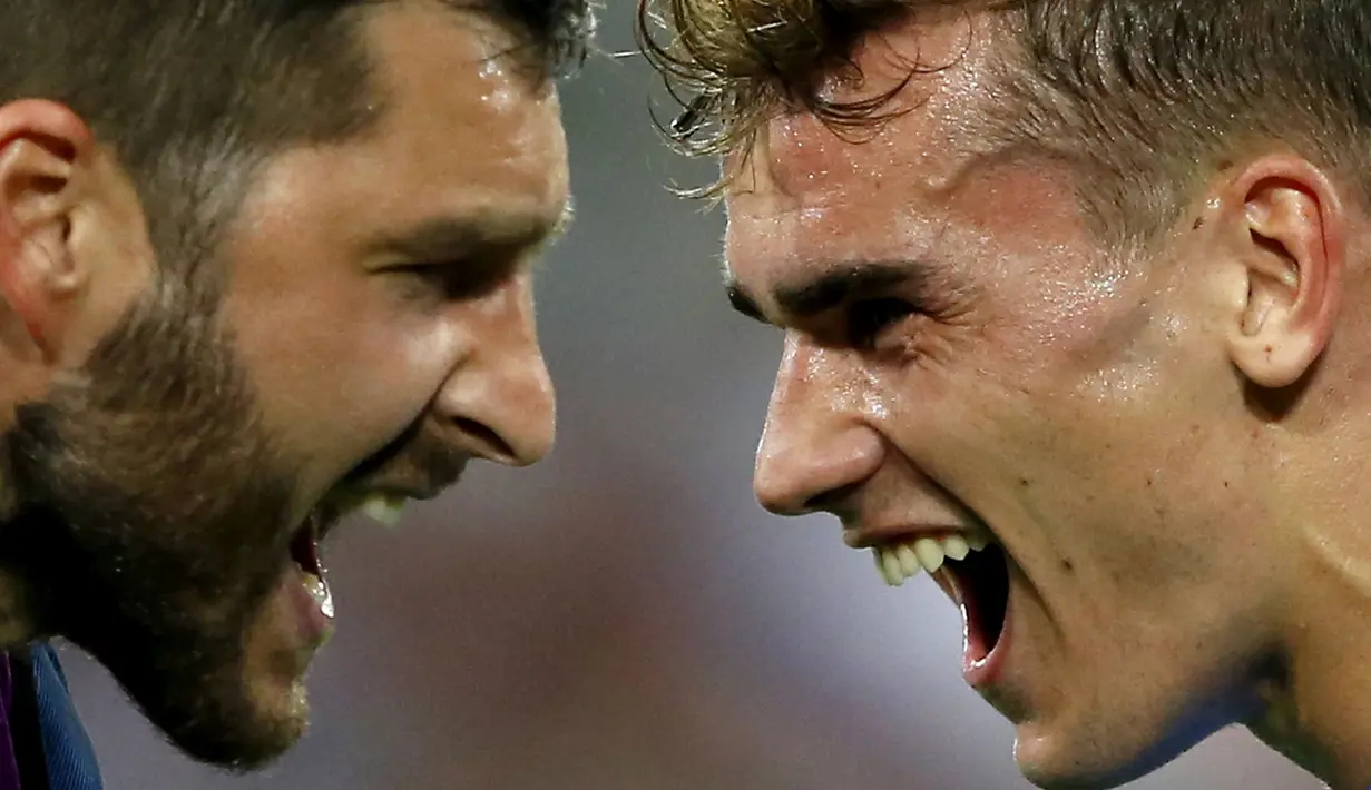 Antoine Griezmann (kanan) dan rekannya Andre-Pierre Gignac merayakan gol kedua saat melawan Jerman pada semifinal piala Erpa 2016 di Stade Velodrome, Marseille,(07/7/2016). (EPA/Guillaume Horcajuelo)