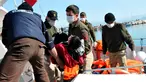 Petugas penyelamat saat menggotong mayat imigran di distrik Altinoluk, Balikesir, Turki, (8/2). Mayat imigran ini ditemukan sedang tenggelam saat mencoba menyeberang dari Turki ke Yunani. (STR / AFP)