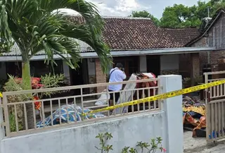Garis polisi di pasang di rumah yang dibakar di Sumberkolak Situbondo ( Istimewa)