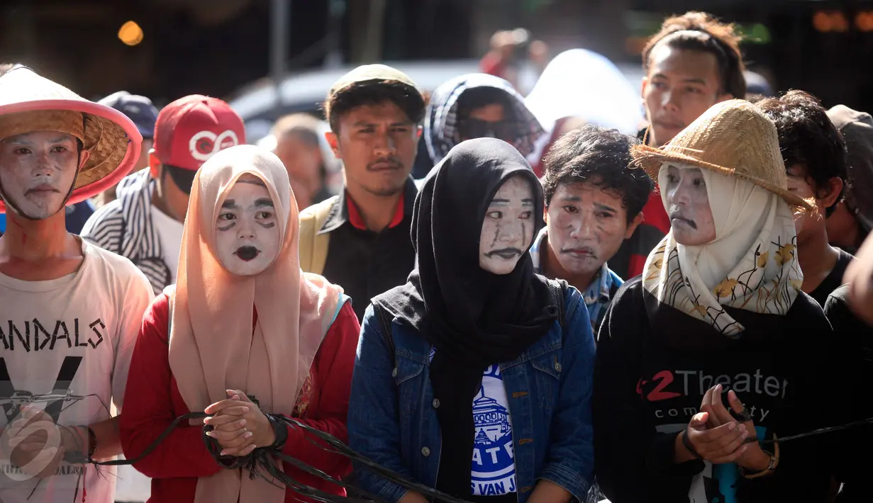Sejumlah mahasiswa melakukan aksi teatrikal di Gedung DPRD DIY, Yogyakarta, (19/2). Dalam aksinya mahasiwa menolak pembagunan bandara di Kulon Progo dan tindakan represif terhadap petani.(Boy Harjanto)