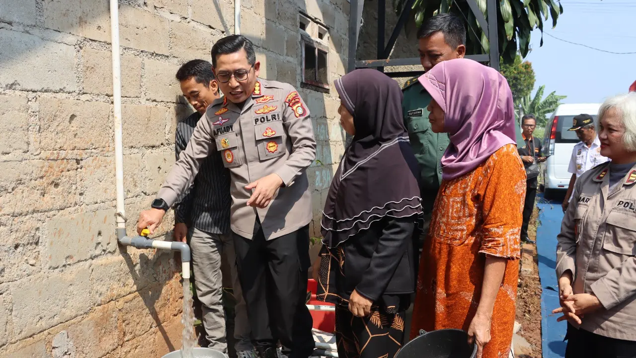 Kapolres Metro Depok, Kombes Ahmad Fuady sediakan sumur bantuan kepada warga yang mengalami kekeringan di Kampung Bulak, Desa Nanggerang, Tajurhalang, Kabupaten Bogor.