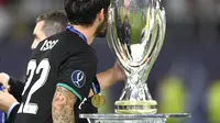 Gelandang Real Madrid, Isco Alarcon, mencium trofi Piala Super Eropa. Isco jadi bintang kemenangan 2-1 atas Manchester United di Philip II Arena, Skopje, Rabu (9/8/2017) dini hari WIB. (AFP/Dimitar Dilkoff)