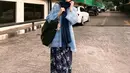 Bunga Citra Lestari bergaya edgy padukan A-line outer lace dengan rok batik lilit dan loafers. Kerudung biru navy dan shoulder bag jadi sentuhan khas anak skena. [@itsmebcl]