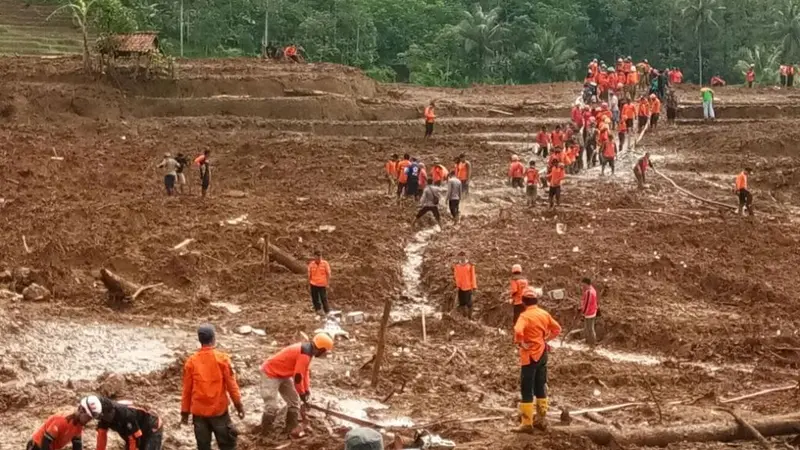 Pencarian korban hilang Longsor Gunung Lio, Brebes. (Foto: Liputan6.com/BPBD/Muhamad Ridlo)