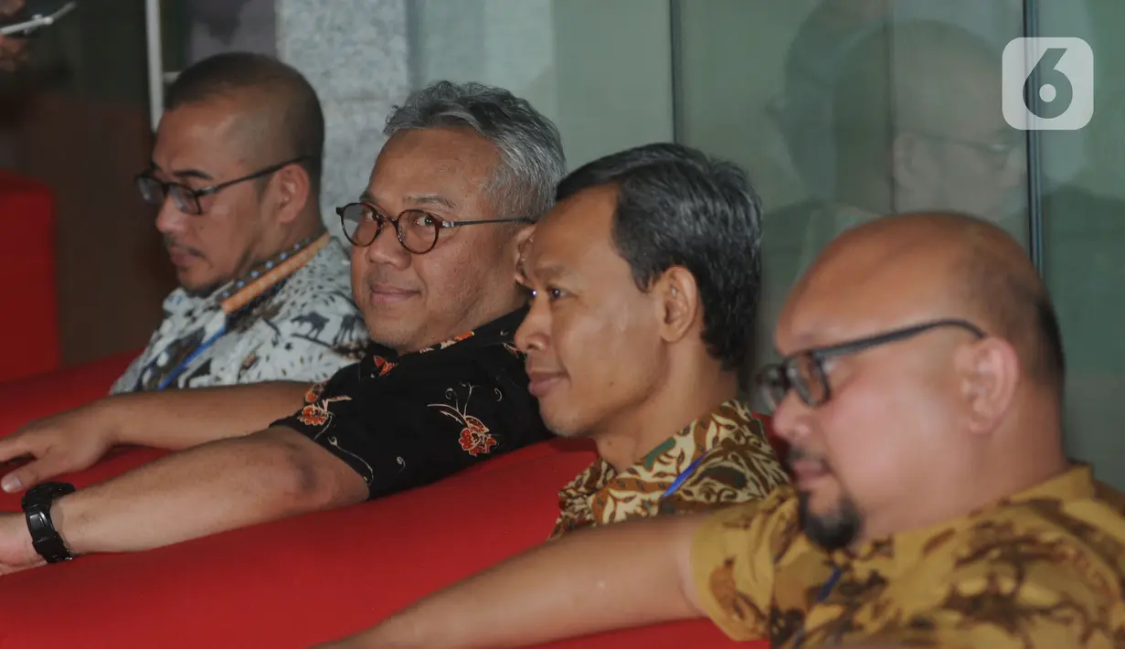 (Kiri ke kanan) Komisioner KPU Pramono Ubaid Tanthowi, Ilham Saputra, dan Arief Budiman saat tiba di Gedung KPK, Jakarta, Rabu (8/1/2020). Kedatangan mereka untuk melakukan konfirmasi kabar OTT yang menjaring salah satu Komisioner KPU, Wahyu Setiawan. (merdeka.com/Dwi Narwoko)