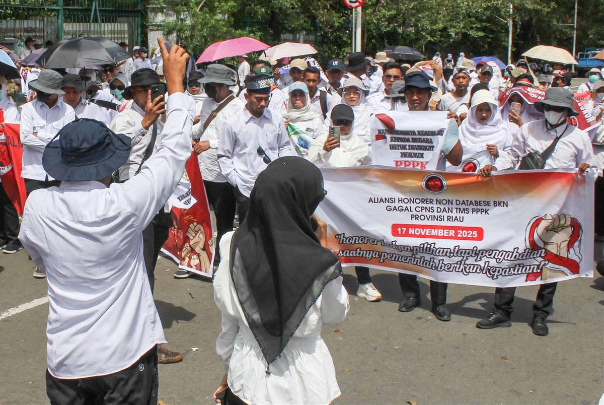 FOTO: Ribuan Honorer Non-Database Geruduk Monas, Tuntut Kepastian Status dan Perlindungan Kerja