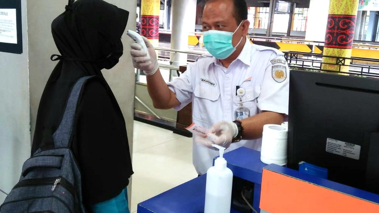 Petugas kereta api cek suhu tubuh calon penumpang