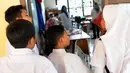 Sejumlah siswa mengantre untuk membuat Kartu Identitas Anak (KIA) di SD Negeri 01 Sawah Baru, Ciputat, Jumat (27/4). KIA diberikan kepada anak-anak yang berusia dibawah 17 tahun. (Merdeka.com/Arie Basuki)