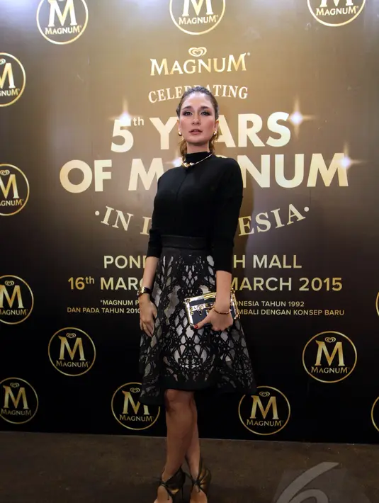 Luna maya berpose saat menghadiri acara Private Party Magnum yang berlangsung di Pondok Indah Mall 2, Jakarta, Jumat (19/3/2015). (Liputan6.com/Panji Diksana)