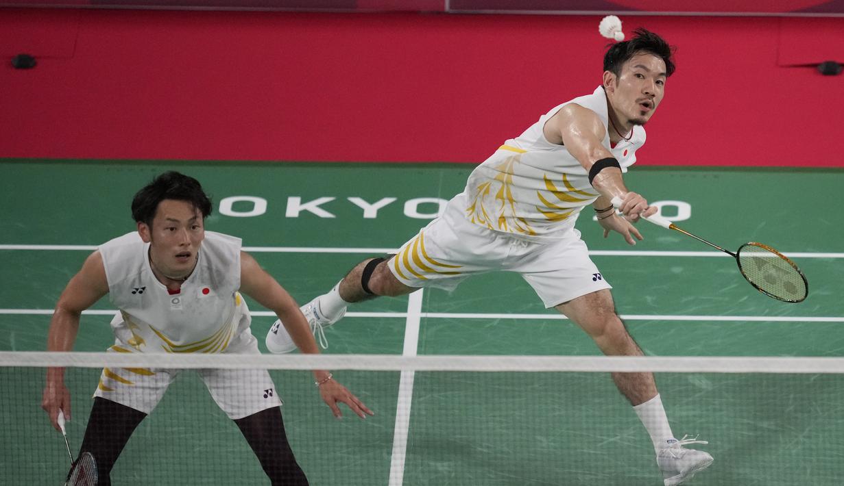 Ganda putra Jepang Takeshi Kamura / Keigo Sonoda melawan Mohammad Ahsan / Hendra Setiawan dari Indonesia pada perempat final bulu tangkis Olimpiade Tokyo 2020 di Musashino Forest Sports Plaza, Kamis (29/7/2021). Ahsan / Hendra merebut tiket empat besar 21-14, 16-21, 21-9. (AP/Dita Alangkara)