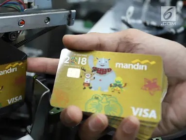 Petugas sedang mencetak kartu kredit edisi Asian Games 2018 di Unit Pembuatan Kartu Bank Mandiri, Jakarta, Kamis (1/3). Sebagai Official Prestige Partner, Bank Mandiri menerbitkan kartu kredit edisi Asian Games 2018. (Liputan6com/Angga Yuniar)