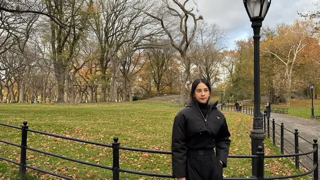 Gaya All-Black Anya Geraldine Liburan Musim Dingin di New York, Curi Atensi Pakai Tas Tupai Rp41 Juta-an