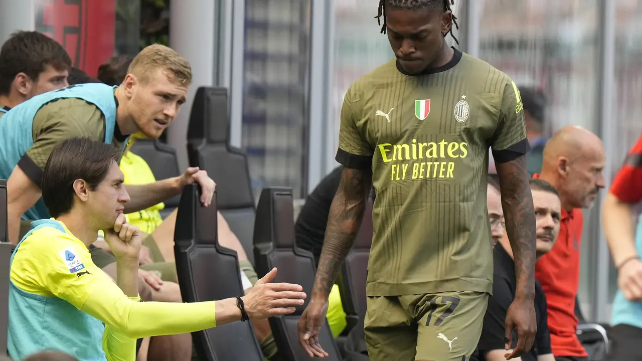 Foto: Kesalnya Rafael Leao saat Ditarik Lebih Awal ketika Laga AC Milan Melawan Lazio di Liga Italia 2022/2023