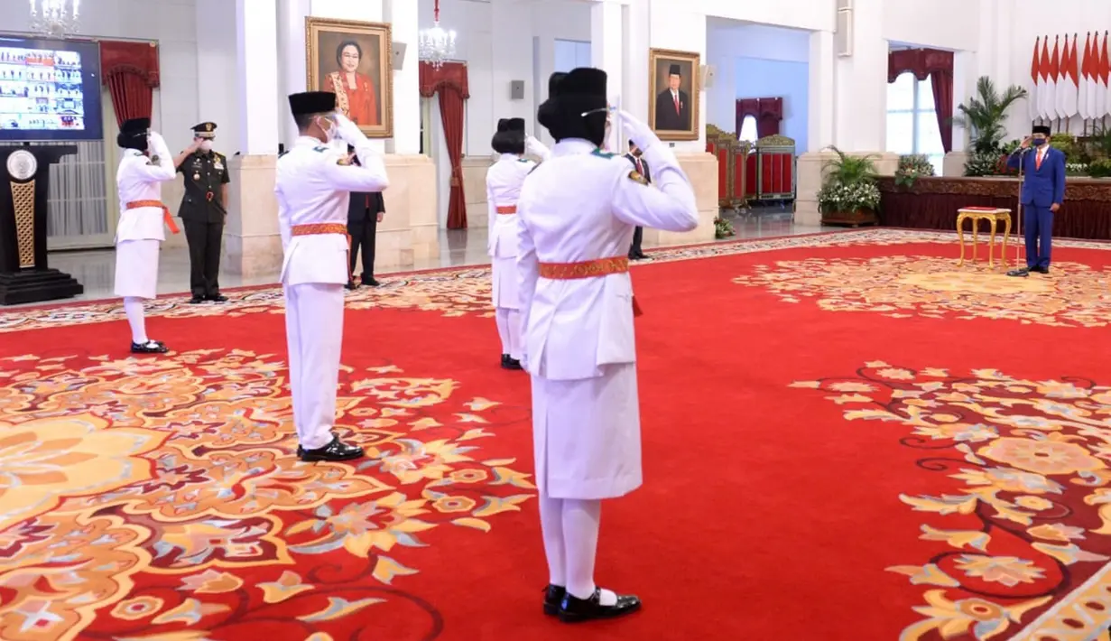 Presiden Joko Widodo atau Jokowi memimpin upacara Pengukuhan Pasukan Pengibar Bendera Pusaka (Paskibraka) di Istana Negara, Jakarta, Kamis (13/8/2020). Sebanyak 8 anggota Paskibraka akan bertugas pada upacara HUT ke-75 Kemerdekaan RI. (Foto: Lukas - Biro Pers Sekretariat Presiden)