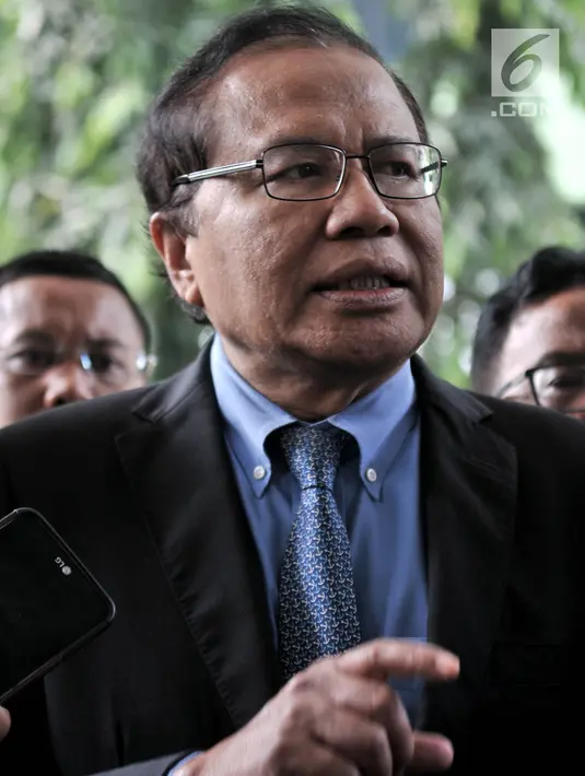Ekonom Rizal Ramli tiba di Bareskrim Polri untuk melaporkan Surya Paloh,  Selasa (16/10). Sebelumnya, pada 17 September 2018, Rizal Ramli lebih dulu dilaporkan ke Polda Metro oleh Ketua DPP Partai Nasdem Taufik Basari. (Merdeka.com/Iqbal S. Nugroho)