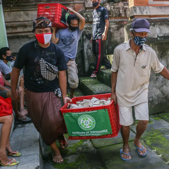 Kegiatan Donasi Makanan oleh Scholars of Sustenance (SOS) Bali
