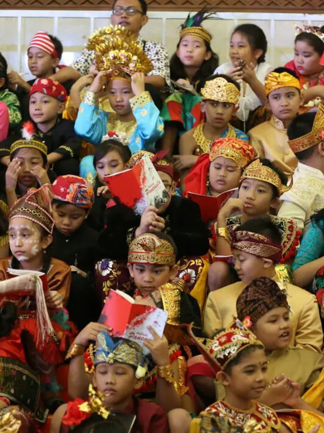 Ratusan Anak-Anak Kenakan Baju Adat Ramaikan Festival Prestasi Indonesia