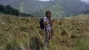 Kala itu Adinda mendaki puncak gunung dengan mengikuti perjalanan tour travel. Jadi ia bertemu dengan teman-teman baru yang pastinya juga menjadi pengalaman baru untuknya. (Instagram/adindathomas)
