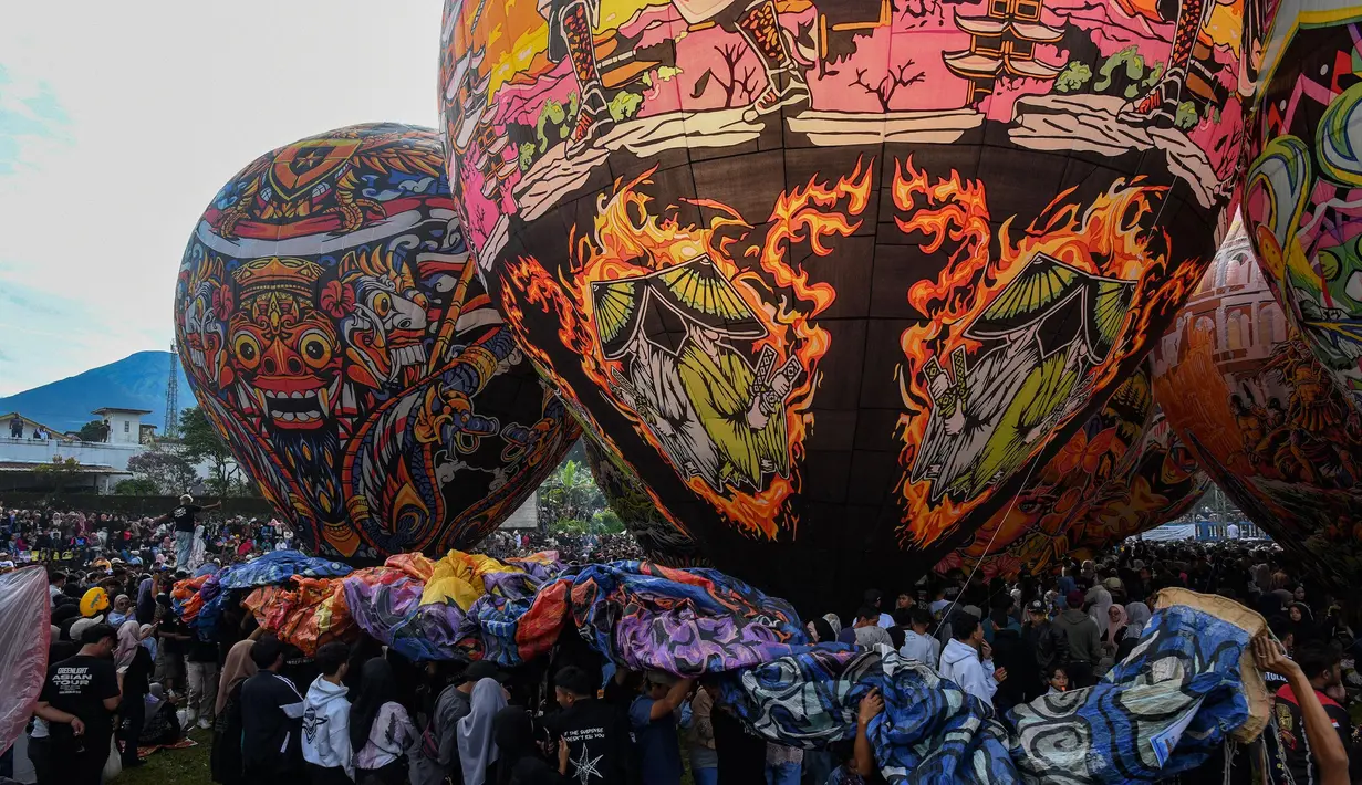Kemeriahan festival ditandai dengan puluhan balon udara berbagai ukuran dan corak yang mengudara, menciptakan pemandangan yang berbeda di langit Wonosobo. (merdeka.com/Arie Basuki)