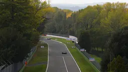 Pembalap Mercedes Lewis Hamilton (terbawah) mengemudikan mobilnya pada F1 GP Emilia Romagna di arena balap Enzo dan Dino Ferrari, Imola, Italia, Minggu (1/11/2020). Lewis Hamilton keluar sebagai juara F1 GP Emilia Romagna 2020. (Rudy Carezzevoli, Pool via AP )