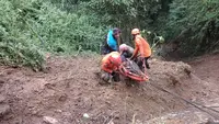Proses evakuasi korban longsor di Jalan Sitinjau Lauik, Kota Padang, Minggu (13/5/2024). (Liputan6.com/ ist)