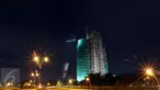 Suasana pembongkaran gedung tua milik Bank Panin di Bintaro Sektor 7, Pondok Aren, Tangerang Selatan, Jumat (14/10). Pembongkaran tersebut menggunakan teknik pembebanan yang akan ditimpakan dari bagian atas gedung. (Liputan6.com/Helmi Afandi)