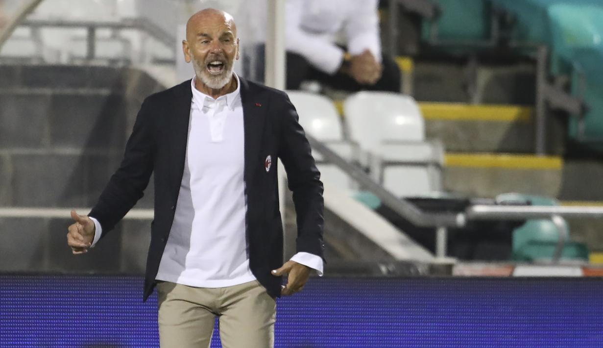 Pelatih AC Milan, Stefano Pioli, memperhatikan pemainnya saat menghadapi Shamrock Rovers pada laga babak kualifikasi Luga Europa 2020/2021 di Tallaght Stadium, Jumat (18/9/2020) dini hari WIB. AC Milan menang 2-0 atas Shamrock Rovers. (AP Photo/Peter Morgan)