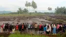 Orang-orang memeriksa daerah yang terkena dampak banjir bandang yang menewaskan sejumlah orang di Agam, Sumatra Barat, Indonesia, Minggu, 12 Mei 2024. (AP Photo/Ali Nayaka)
