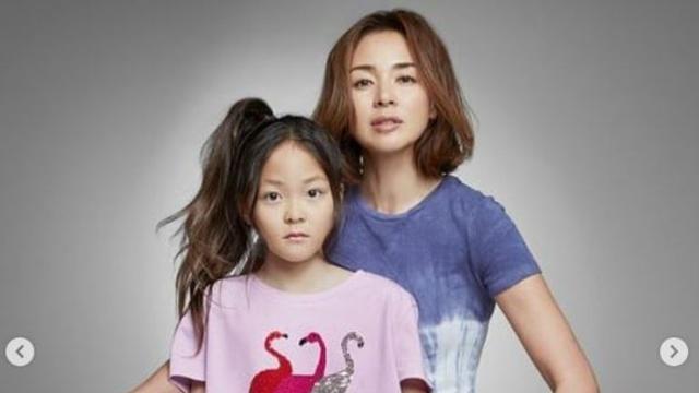 Bintang The Return of Superman Choo Sarang Jadi Model Fesyen Bareng Ibunya
