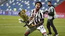 Gelandang Juventus, Weston McKennie meluapkan kegembiraan usai merebut gelar juara Coppa Italia 2020-2021 pada final melawan Atalanta di Stadion Mapei, Kamis (20/5/2021) dinihari WIB. Juventus semakin menegaskan diri sebagai raja Coppa Italia dengan koleksi 14 gelar juara. (AP Photo/Antonio Calanni)