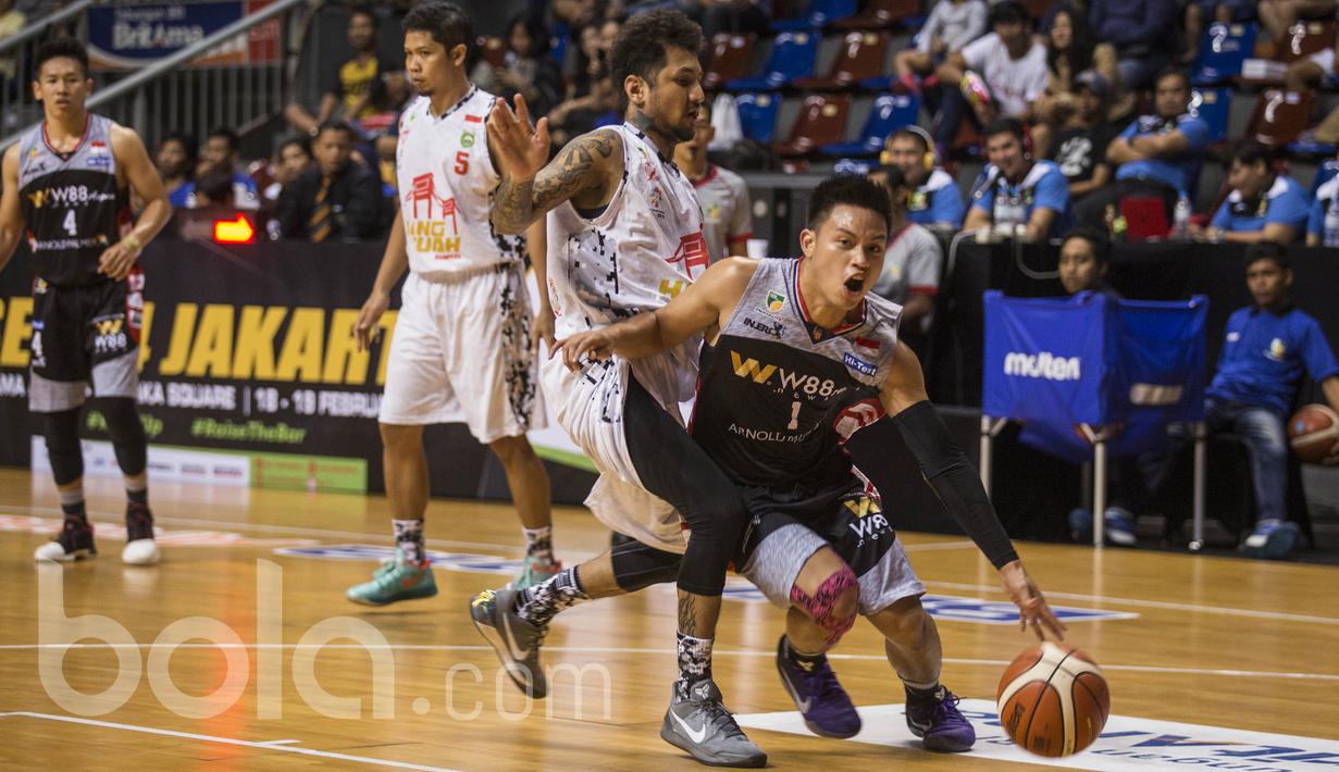 Pebasket Aspac, Andakara Prastawa, berusaha melewati hadangan pebasket Hang Tuah, Kelly Purwanto, pada laga IBL 2017 di Britama Arena, Jakarta, Sabtu (18/2/2017). Aspac menang 72-62. (Bola.com/Vitalis Yogi Trisna)