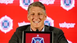 Bastian Schweinsteiger tersenyum di sela konferensi pers di The PrivateBank Fire Pitch di Chicago, Rabu (29/3). Ia akan segera membela klub berjulukan Men in Red itu di Eastern Conference (Wilayah Timur) MLS. (AP Photo/Nam Y. Huh)