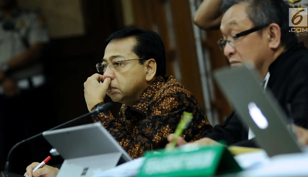 Terdakwa dugaan korupsi proyek e-KTP Setya Novanto (kanan) bersama kuasa hukumnya saat mengikuti sidang lanjutan di Pengadilan Tipikor, Jakarta, Kamis (11/1). Sidang mendengar keterangan empat orang saksi. (Liputan6.com/Helmi Fithriansyah)