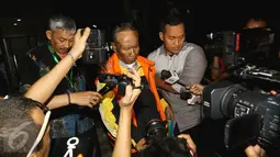 Sugiharto saat ditanya wartawan usai diperiksa KPK, Jakarta, Selasa (25/10). Sugiharto kini tak lagi mengenakan kursi roda saat diperiksa Komisi Pemberantasan Korupsi (KPK). (Liputan6.com/Helmi Afandi)