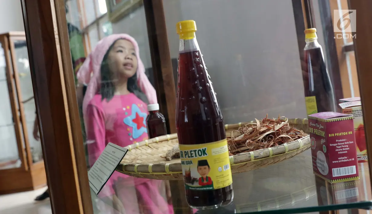 Anak-anak melihat minuman khas Betawi yang dipajang di Museum Betawi, kawasan Setu Babakan, Jakarta, Minggu (23/6/2019). Dalam rangka perayaan HUT ke-492 Jakarta beragam acara kebudayaan khas betawi digelar di kawasan Setu Babakan, Jakarta. (Liputan6.com/Helmi Fithriansyah)