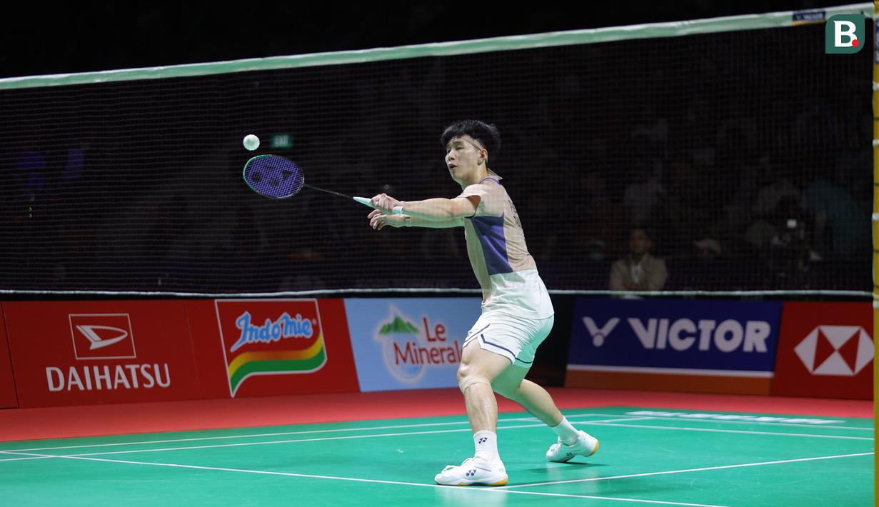 Pebulu tangkis tunggal putra Thailand, Thailand, Panitchaphon Teeraratsakul berusaha mengembalikan kok ke arah wakil Indonesia, Alwi Farhan dalam laga final Indonesia Masters 2026 di Istora, Senayan, Jakarta, Minggu (25/01/2026). (Bola.com/Bagaskara Lazuardi)