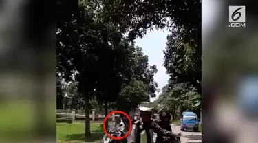 Petugas polisi malah memberhentikan pengendara motor yang memakai helm.