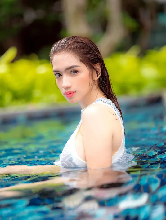 Bahkan pesonanya Angel Karamoy tak berkurang walau dirinya dalam keadaan basah. Wet look yang sempurna dari Angel Karamoy dengan makeup minimalis dan pulasan lipstik pink yang super tipis. [Foto: Instagram/realangelkaramoy]