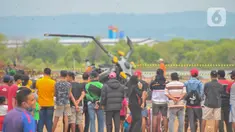 Sejumlah warga melihat helikopter MI-17 v 5 HA 5142 milik TNI Angkatan Darat (AD) yang terjatuh dan meledak di kawasan industri Kendal, Jawa Tengah, Sabtu (6/6/2020). Akibat insiden tersebut, empat penumpang meninggal dunia sementara lima lainnya luka-luka. (Liputan6.com/Gholib)
