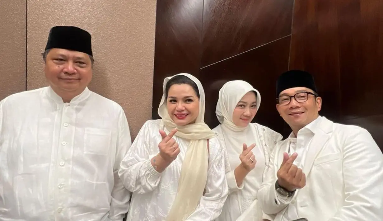 Tampil anggun tanpa kesan berlebih, Yanti Airlangga mengenakan gamis berwarna putih polos yang dihiasi motif timbul. Ia melengkapi penampilannya dengan kerudung warna senada. [@yanti.airlangga]