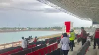 Puan Maharani keluhkan genangan air di tribun penonton arena dayung. (Liputan6.com/Yunizafira Putri)