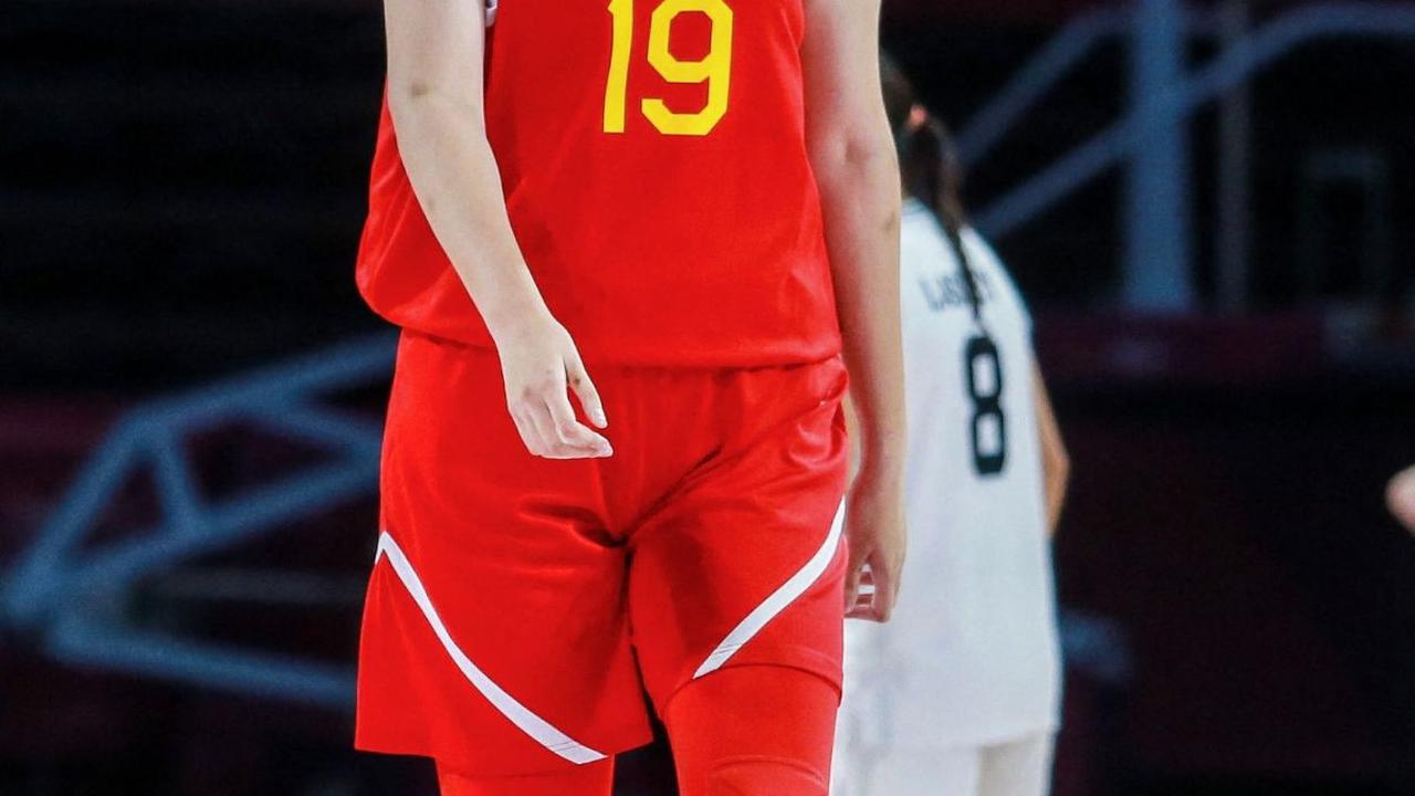 Sosok Zhang Ziyu mempunyai tinggi yang terlihat begitu signifikan dibanding lawan-lawannya. Terutama ketika berhadapan dengan pemain tim basket putri Indonesia U-18.&nbsp;Foto: AFP