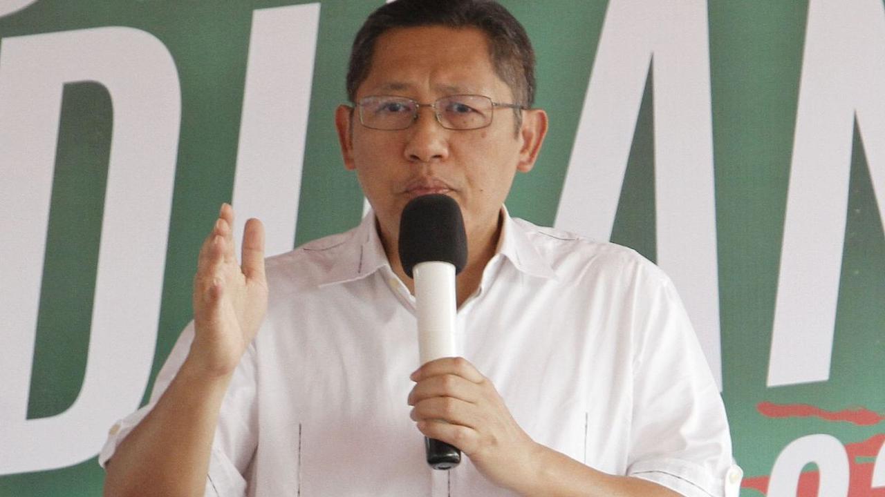 Ia berdalih, yang digantungkan tersebut maksudnya adalah harapan masyarakat akan keadilan di Indonesia layaknya sebuah Monas yang berdiri tegak dma kokoh.
